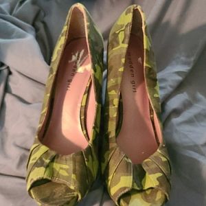 Camouflage pumps